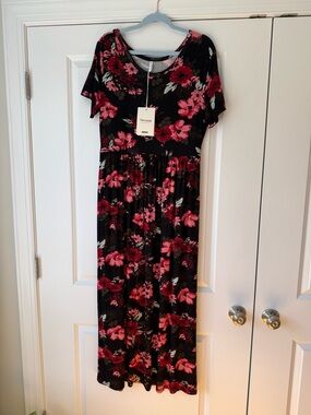 NWT Floral Maxi Dress, Black and Pink, with Pockets! Size Large - XL.
